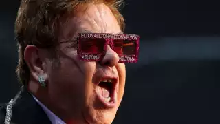 Elton John pospuso dos conciertos en Estados Unidos, de su larga gira de despedida, debido a que dio positivo a COVID-19