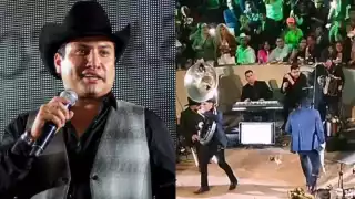 Un asistente al concierto lanzó una lata de cerveza y casi le da a Julión Álvarez en la cabeza.