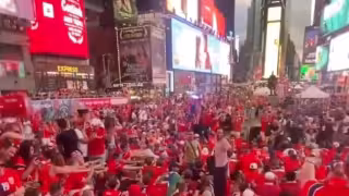 Aficionados de Noruega celebran el pase de su selección pintando de rojo Times Square: VIDEO