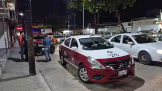 Leve choque entre tractocamión y taxi moviliza a autoridades en la colonia Francisco I. Madero