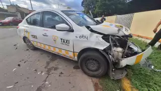 Camioneta provoca fuerte choque en calles de Chetumal y el conductor huye
