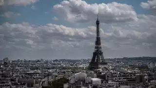 La Torre Eiffel se sumó a las protestas de las mujeres en Irán