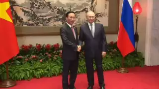 El presidente de Rusia, Vladimir Putin realiza una visita de Estado a Vietnam donde fue recibido por su homólogo To Lam
