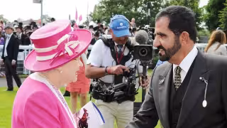 Reina Isabel II recibe ostentosos regalos de jeque árabe