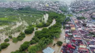 El Gobierno de Brasil usó lanchas para rescatar a personas que quedaron aisladas por las inundaciones en el estado de Bahía