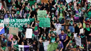 Mujeres encapuchadas causaron destrozos en las calles del Centro Histórico de la Ciudad de México, durante la manifestación “pacífica” a favor del aborto
