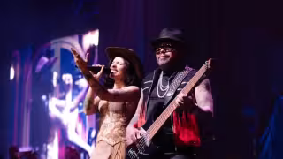 AB Quintanilla “corona” a Cazzu en pleno concierto tras tocar juntos.