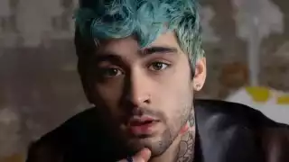 Se filtran imágenes de Zayn Malik discutiendo sin playera en la puerta de un bar: VIDEO