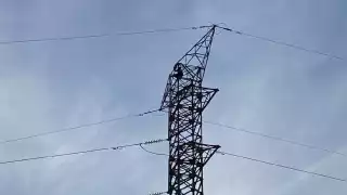 No se conocen las razones del hombre para subir y amenazar con lanzarse