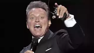 Luis Miguel es sorprendido mientras mueve el trasero