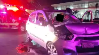 Percance vehicular provoca persona lesionada y daños materiales