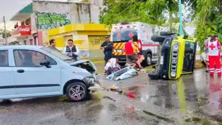 Percance vial provoca la volcadura de un auto en Chetumal