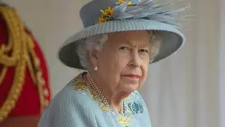 La reina Isabel II canceló la gran cena que tradicionalmente organiza previa a la Navidad con su familia, debido al aumento de infecciones por la variante ómicron del COVID-19