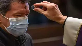El primer miércoles de cuaresma se impone ceniza sobre la frente de los feligreses católicos
