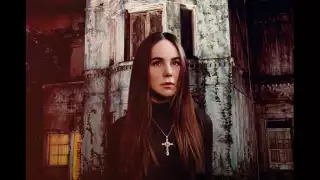 Camila Sodi en 'El exorcismo de Carmen Farías'