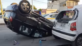 Mujer de la tercera edad resultó lesionada tras un choque múltiple.