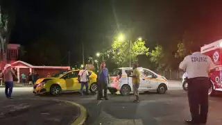 Taxi y vehículo particular colisionan frente a casa de Gobierno de Chetumal