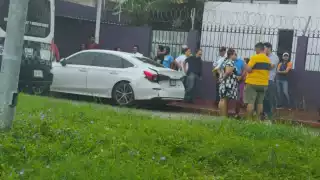 Carambola en Calzada Veracruz para el tráfico algunos minutos e involucra a dos conductores y un motociclista