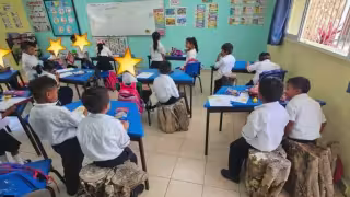 Matriculados de la primaria Andrés Quintana Roo en Tinum no cuentan con un mobiliario adecuado
