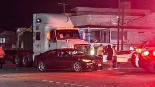 Intenta ganarle el paso a tractocamión y la accidentan.