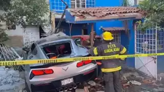 El auto quedó destruido contra una vivienda