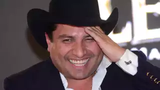 Julión Álvarez siempre humilde, les canta a pasajeros en el autobús: VIDEO
