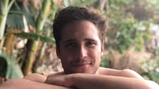 Diego Boneta dejó en claro que lo que hacía en esa fiesta era divertirse y no una presentación donde tenía que cantar a la perfección