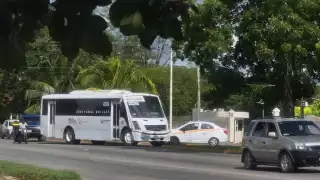 Taxista obstruye el paso de camión de “Ruta Caribe” en Chetumal