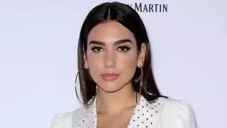 Dua Lipa muestra lo espléndida y ardiente que se ve con medias red