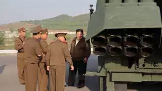 Kim Jong-un presidente de Corea del Norte supervisando el nuevo sistema de lanzacohetes
