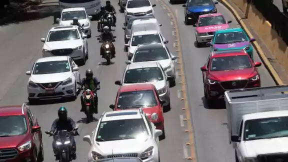 Este viernes no circulan los autos con engomado azul. Foto: Cuartoscuro Este viernes no circulan los autos con engomado azul. Foto: Cuartoscuro