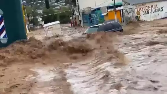 Una niña murió al ser arrastrada por una corriente, hay personas desaparecidas y autoridad llama a no salir a las calles si no es necesario Una niña murió al ser arrastrada por una corriente, hay personas desaparecidas y autoridad llama a no salir a las calles si no es necesario