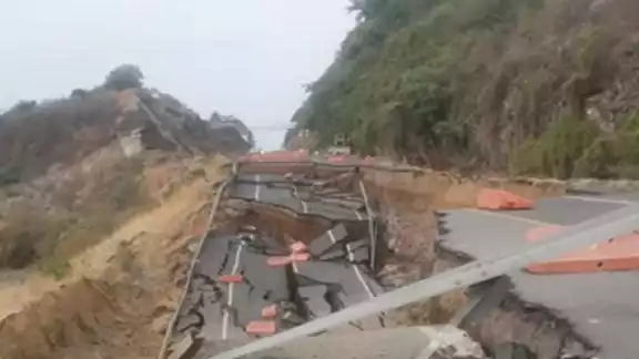 El pasado 26 de mayo, el organismo de Protección Civil en Michoacán dio el aviso sobre la fractura en la carretera El pasado 26 de mayo, el organismo de Protección Civil en Michoacán dio el aviso sobre la fractura en la carretera