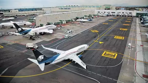 Roban avión del AICM
