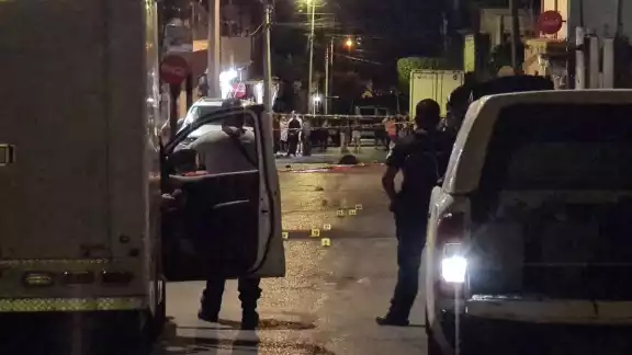Cinco hombres fueron atacados a balazos la noche de este domingo en Cuernavaca, Morelos, tres de ellos murieron en el lugar y dos más resultaron con lesiones graves
