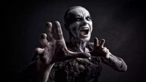 Llevan a juicio a cantante de metal por pisar imagen de la Virgen María Llevan a juicio a cantante de metal por pisar imagen de la Virgen María