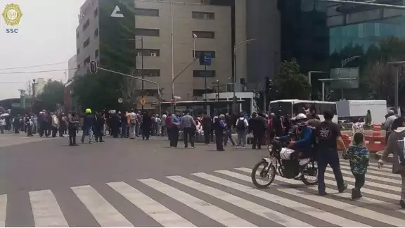 Este lunes alrededor de 100 ex trabajadores de la extinta ruta 100, cerraron las vialidades de Balderas, Arcos de Belén, Niños Héroes y Dr. Río de la Loza Este lunes alrededor de 100 ex trabajadores de la extinta ruta 100, cerraron las vialidades de Balderas, Arcos de Belén, Niños Héroes y Dr. Río de la Loza
