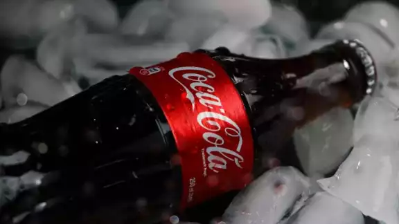 En el lugar se detuvieron a dos personas En el lugar se detuvieron a dos personas