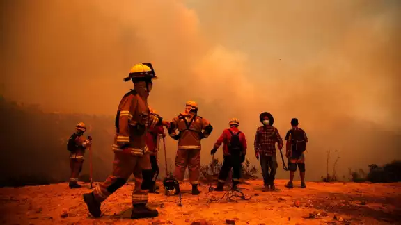 Hombre pierde la vida al saltar de un tercer piso por incendio en Chile