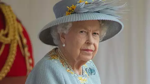 La reina Isabel II canceló la gran cena que tradicionalmente organiza previa a la Navidad con su familia, debido al aumento de infecciones por la variante ómicron del COVID-19 La reina Isabel II canceló la gran cena que tradicionalmente organiza previa a la Navidad con su familia, debido al aumento de infecciones por la variante ómicron del COVID-19