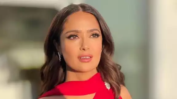 Salma Hayek es una de las mujeres más guapas del espectáculo, así lo dejó ver la actriz en su más reciente foto de Instagram, donde luce sin una gota de maquillaje disfrutando del sol en traje de baño Salma Hayek es una de las mujeres más guapas del espectáculo, así lo dejó ver la actriz en su más reciente foto de Instagram, donde luce sin una gota de maquillaje disfrutando del sol en traje de baño