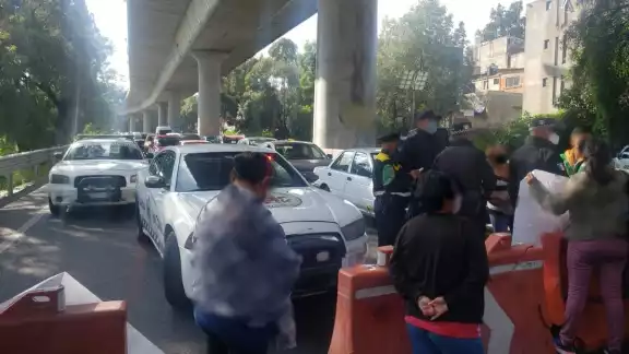 Son 25 personas que solicitan que se les entregue el presupuesto participativo que ya fue autorizado, para construir un andador a un costado de la autopista Son 25 personas que solicitan que se les entregue el presupuesto participativo que ya fue autorizado, para construir un andador a un costado de la autopista