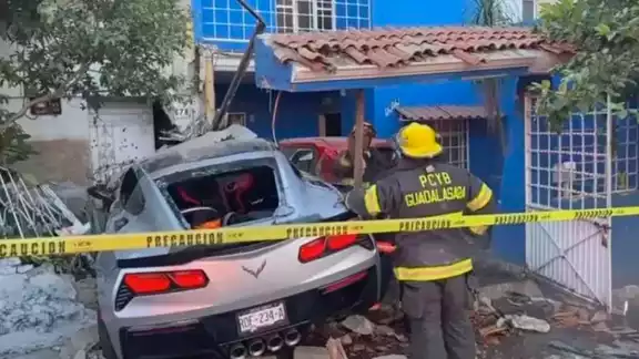 El auto quedó destruido contra una vivienda El auto quedó destruido contra una vivienda