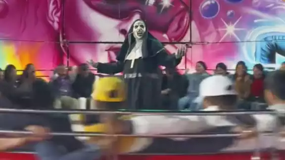 La monja de la feria es toda una celebridad en redes sociales