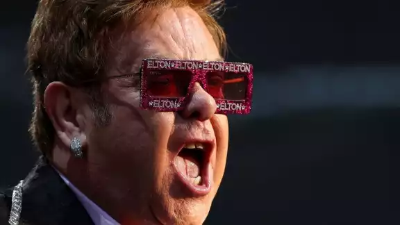 Elton John apunta contra el Vaticano