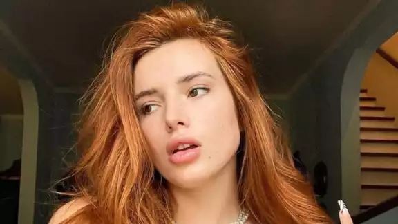 Bella Thorne se besa con actriz porno.