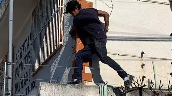 Los vecinos alertaron que el joven había sido descubierto robando Los vecinos alertaron que el joven había sido descubierto robando