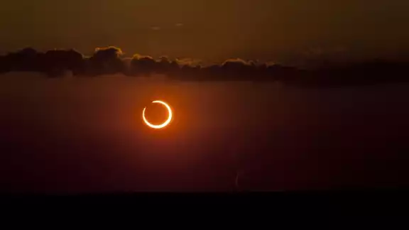 La Luna pasará justo frente al Sol, y "borrará" hasta el 38 por ciento de su disco