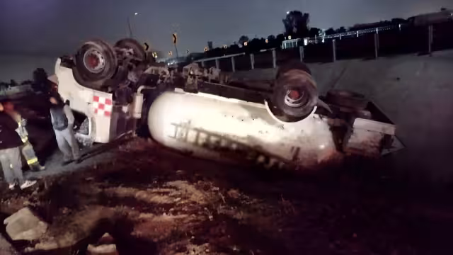 El accidente se registró alrededor de las 6:00 horas de este sábado.