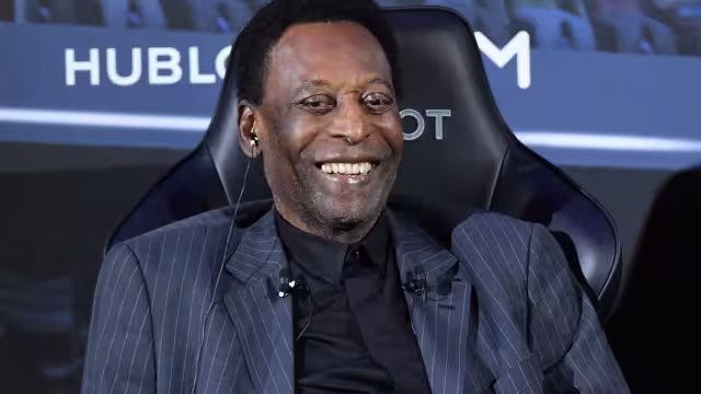 Pelé es recordado por la FIFA y varios ídolos del futbol mundial